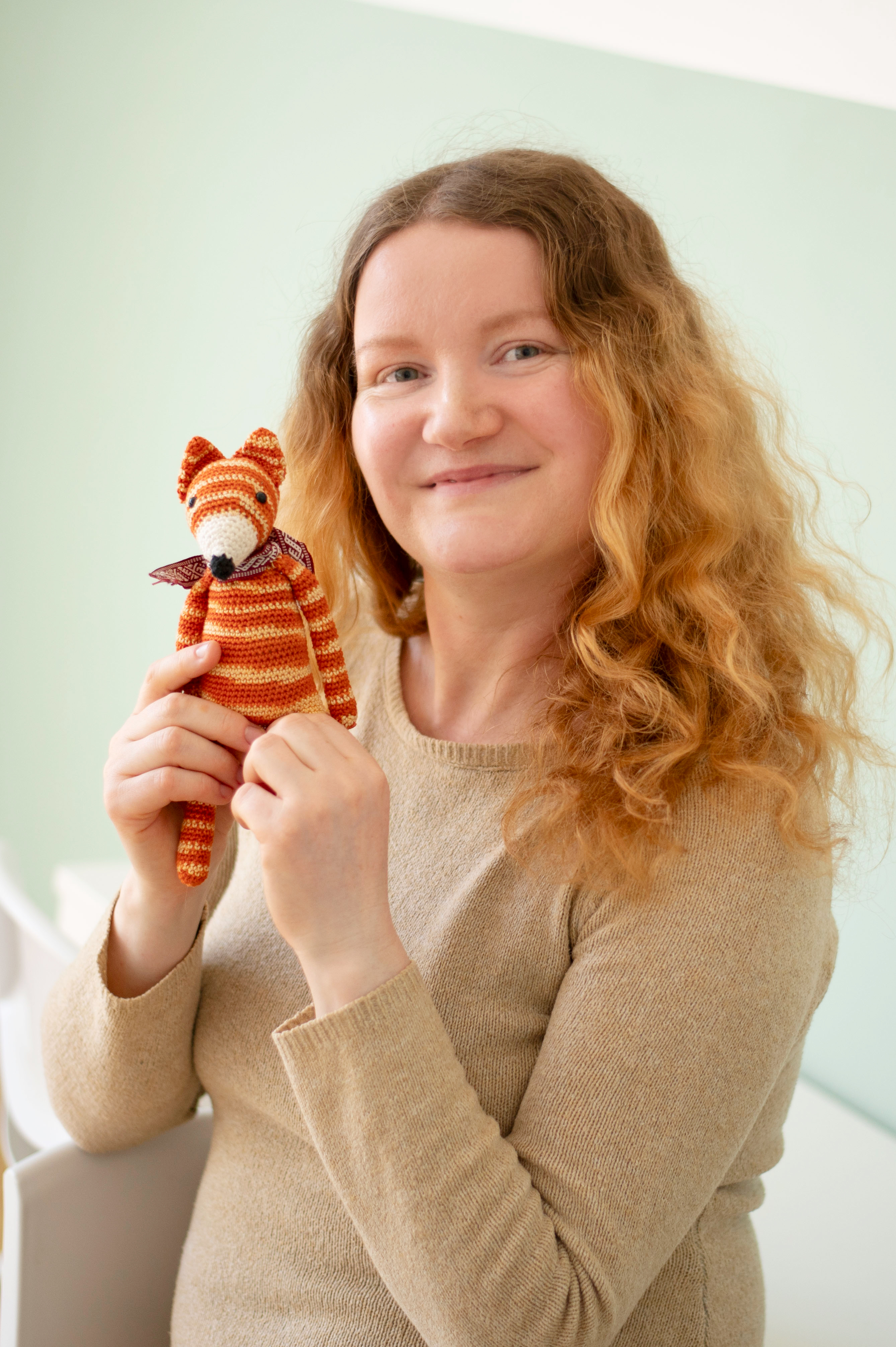 Frau Fuchs und ein Spielzeug
